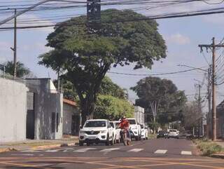 Motociclista na Rua Fernão Dias, rua usada como rota alternativa para evitar trânsito na Três Barras (Foto: Paulo Francis)
