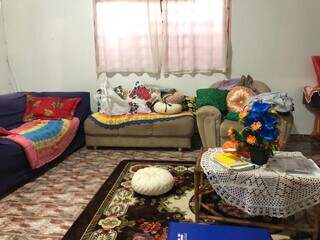 Sala de casa é decorada pelos crochês e almofadas feitos pela moradora. (Foto: Jéssica Fernandes)