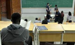 Estudante lê livro em sala de aula localizada em universidade pública. (Foto: Arquivo/Agência Brasil)