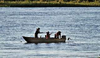 Pescadores embarcados no Rio Paraguai, em Corumbá. (Foto: Governo de MS)