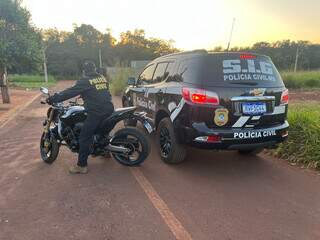 Investigador da Polícia Civil apreendendo motocicleta Hornet 600 cilindradas. (Foto: Divulgação)