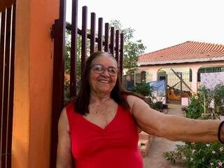Edithe da Silva Paula, de 77 anos, desenhou casa dos sonhos no papel. (Foto: Jéssica Fernandes)