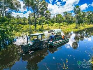 O acesso do visitante ao rio durante a cheia é feito dentro d’água por 300m, em uma carreta puxada por trator.(Foto: Luiz Mendes)