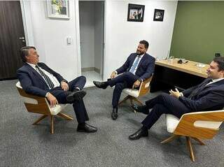 Ex-presidente Jair Messias Bolsonaro (PL), ex-deputado Capitão Contar (PRTB) e deputado estadual João Henrique Catan (PL) durante encontro em Brasília (Foto: Reprodução)