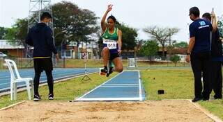 Atleta escolar de Mato Grosso do Sul em prova de salto em distância (Foto: Saul Scharaam)