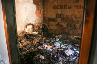 Roupas e móveis foram destruídos no quarto dos adolescentes, durante incêndio. (Foto: Henrique Kawaminami)