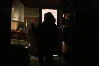 Moraradora do Carandiru caminha pela casa, no escuro. (Foto: Paulo Francis)