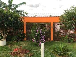 No Bairro Vila Nasser, casa tem flores desde a entrada até a varanda. (Foto: Jéssica Fernandes)