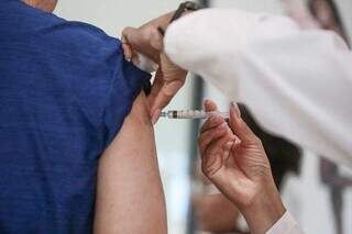 Imunização sendo feita em clínica de vacina de Campo Grande (Foto: Marcos Maluf)