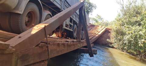 Prefeitura e Agesul aguardam retirada de caminh&atilde;o para reparo em ponte