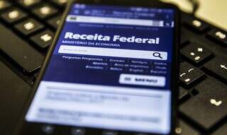 Site da Receita Federal sendo acessado pelo celular, contribuinte pode pesquisar se tem restituição a receber (Foto: Marcello Casal Jr./Agência Brasil)