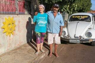 Izildinha e Fernando moram há 33 anos na casa do Bairro Piratininga.  (Foto: Alex Machado)