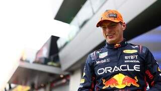 Max Verstappen sorridente com resultado deste sábado (Foto: F1/Divulgação)