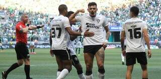 Jogadores do Botafogo comemoram gol de Tiquinho Soares, ao centro (Foto: Divulgação)