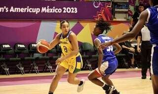 Sassá faz um passe com a bola de basquete durante disputa com Cuba. (Foto: Reprodução/FIBA)