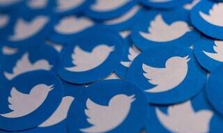 Logotipo do Twitter, o pássaro Larry, em adesivos sobrepostos. (Foto: Dado Ruvic/Reuters/Agência Brasil)