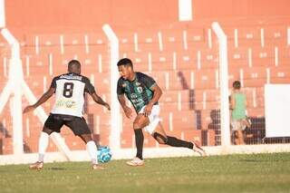 Jogadores disputam a posse da bola durante partida realizada no Estádio Jacques da Luz, em Campo Grande. (Foto: Vinícius Eduardo)