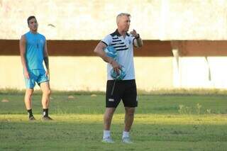 Técnico Leocir, ao centro, comanda treino no Galo (Rodrigo Moreira/OFC)