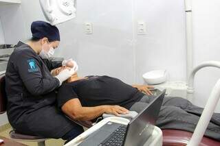 Mulher passa por avaliação de dentista durante o “Dia C - Dia de Cooperar”. (Foto: Juliano Almeida)