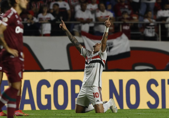 São Paulo marca no fim e supera Fluminense pelo Brasileirão