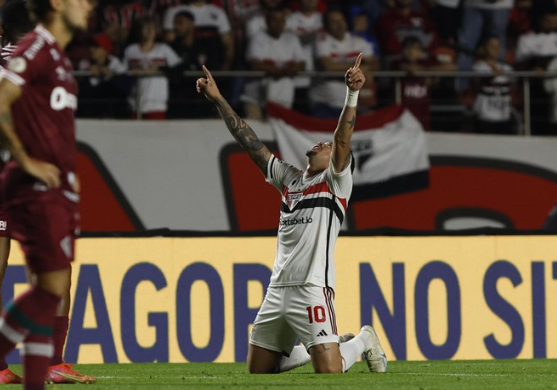 S&atilde;o Paulo marca no fim e supera Fluminense pelo Brasileir&atilde;o