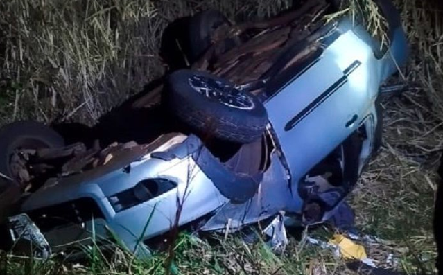 Homem morre e motorista fica ferido em acidente entre moto e picape 