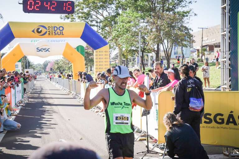 Corredor cruzando a linha de chegada na maratona (Foto: Henrique Kawaminami)