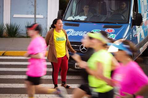 Animada, organizadora grita por todos durante Maratona de Campo Grande 