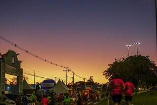 Amanhecer visto da região da Avenida Afonso Pena em domigo de maratona (Foto: Henrique Kawaminami) 