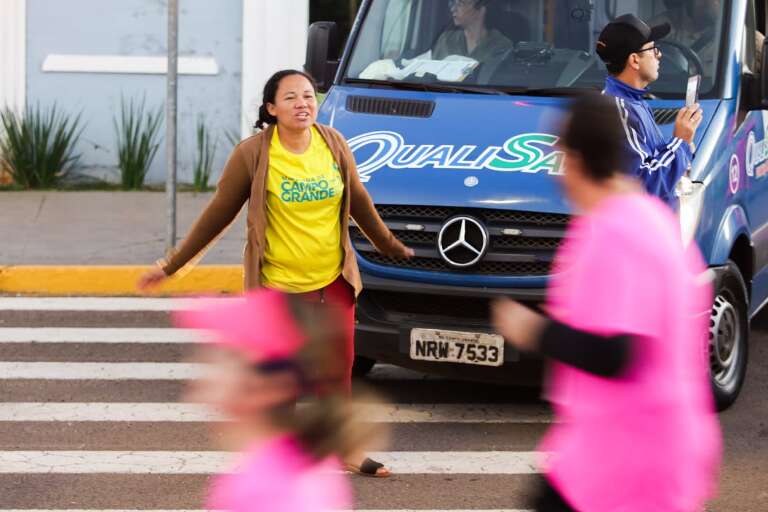 Maisa gritando pelos participantes da prova (Foto: Henrique Kawaminami) 