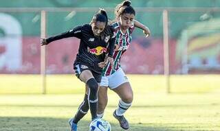 Luana disputa posse da bola diante jogadora do Fluminense em final de campeonato. (Foto: Marina Garcia)