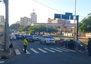 Motoristas parados na Avenida Afonso Pena, no cruzamento com Avenida Ernesto Geisel. (Foto: Direto das Ruas)