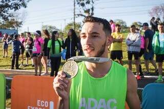 &#34;Graça a Deus, conseguir ser campeão&#34;, comemora Maurinaldo ao vencer a prova. (Foto: Henrique Kawaminami)