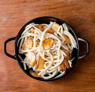 Espaguete de alho e óleo usa a guariroba como ingrediente regional. (Foto: Amanda de Marchi)