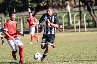 Jogadores disputam a posse da bola diante clássico sul-mato-grossense no Estadual Sub-20. (Foto: Vinícius Eduardo)