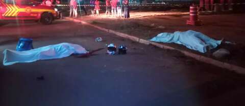 Dois homens morrem após colisão de moto em poste