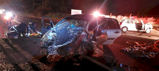 Um dos carros envolvidos no acidente ficou com a frente destruída (Foto: reprodução MS News)