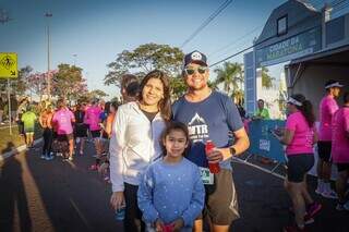 Carlos com a esposa e sobrinha na Avenida Afonso Pena (Foto: Henrique Kawaminami)