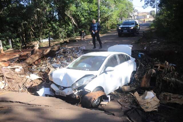 Carro &eacute; encontrado em cratera aberta pela chuva h&aacute; 4 meses, no Jardim Moren&atilde;o