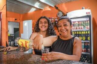 Tainá e Elisabeth comandam &#39;Bar da Tai&#39; no Bairro Vila Planalto. (Foto: Henrique Kawaminami)