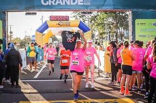 Suzana cruzou a linha de chegada com camiseta com mensagem sobre esclerose múltipla. (Foto: Henrique Kawaminami)