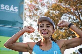 Emocionada, Evelin Ribeiro foi a primeira mulher a completar a prova de 7 km (Foto: Henrique Kawaminami)