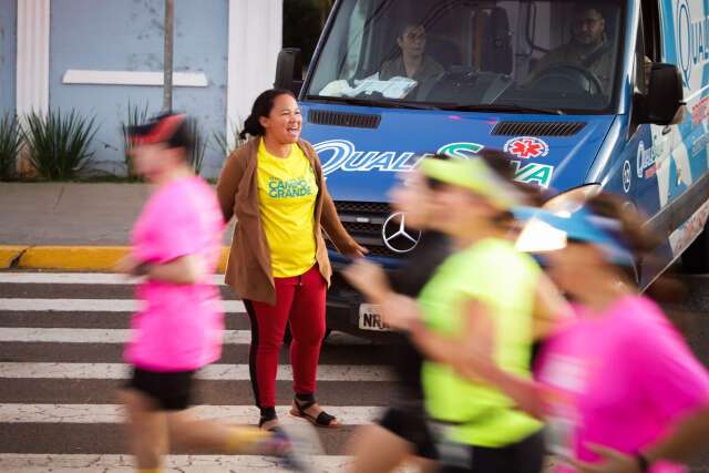 Animada, organizadora grita por todos durante Maratona de Campo Grande 