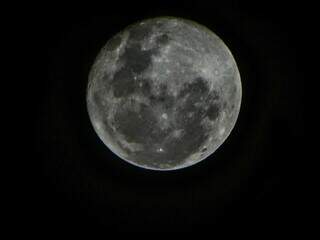 Lua Cheia é registrada com uso de lente especial em Campo Grande. (Foto: Juliano Almeida/Arquivo)