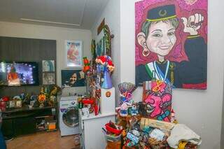 Na sala, obras da artista estão espalhadas pelas paredes. (Foto: Marcos Maluf)