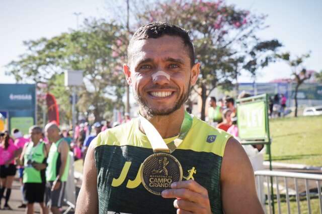 Quase &#039;atropelado&#039; por tamandu&aacute;, carioca chega em primeiro nos 42 km 