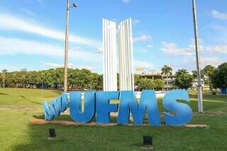 Monumento da UFMS ficará iluminado para comemorar os 44 anos como instituição federal. (Foto/Divulgação)