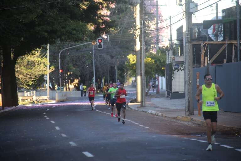 Participantes da prova pelo trecho da Avenida Ricardo Brandão (Foto: Paulo Francis)