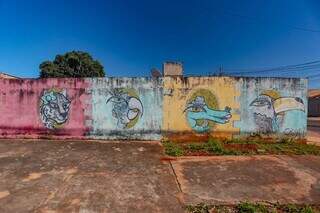 No muro do vizinho, Marilena grafitou figuras que colorem a esquina. (Foto: Marcos Maluf)