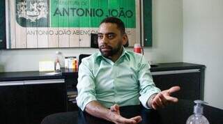 Marcelo Pé, prefeito de Antônio João em seu gabinete na prefeitura (Foto: Arquivo pessoal)